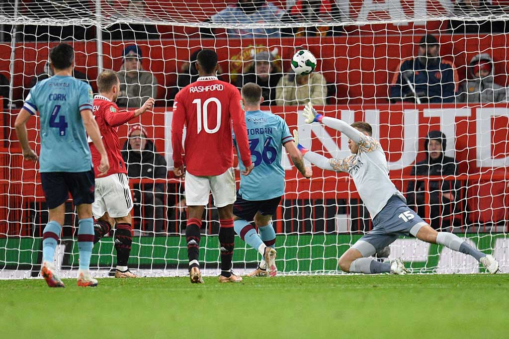 Burnley, yang dilatih oleh mantan kapten Manchester City Vincent Kompany, membuat pertandingan tetap tanpa gol hingga menit ke-27 ketika gelandang Denmark Eriksen mencetak gol dari jarak dekat menyusul umpan tarik dari Aaron Wan-Bissaka.