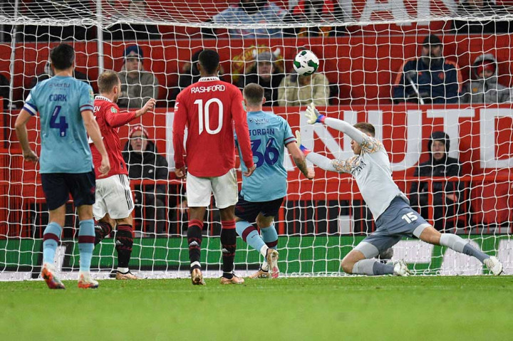 Burnley, yang dilatih oleh mantan kapten Manchester City Vincent Kompany, membuat pertandingan tetap tanpa gol hingga menit ke-27 ketika gelandang Denmark Eriksen mencetak gol dari jarak dekat menyusul umpan tarik dari Aaron Wan-Bissaka.