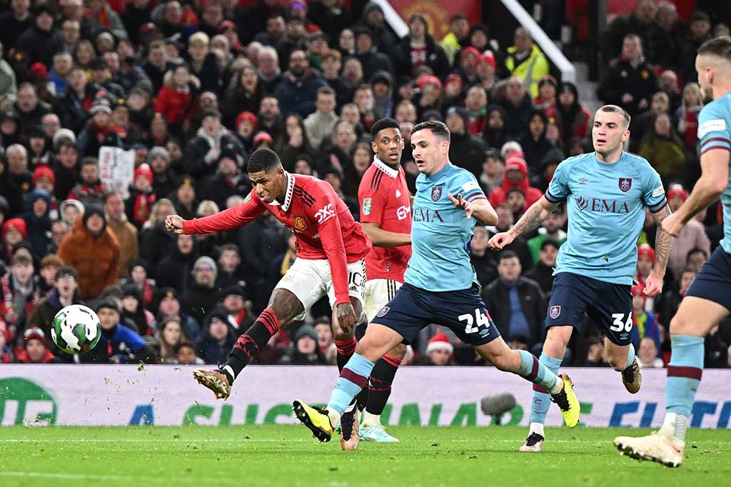 Rashford menggandakan keunggulan United tepat sebelum satu jam dengan solo run yang luar biasa, penyerang Inggris itu berlari dari lapangan tengah ke kotak penalti Burnley sebelum menembak ke pojok bawah. 