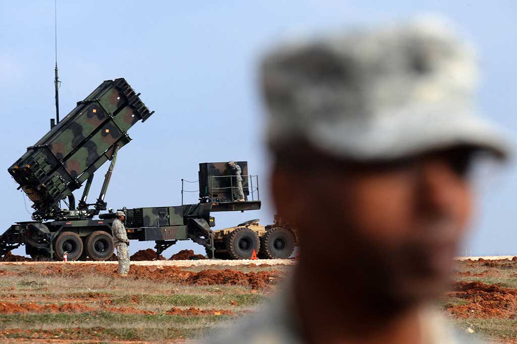 “Bantuan hari ini untuk pertama kalinya mencakup Sistem Pertahanan Udara Patriot, yang mampu menjatuhkan rudal jelajah, rudal balistik jarak pendek, dan pesawat terbang pada ketinggian yang jauh lebih tinggi daripada sistem pertahanan udara yang disediakan sebelumnya,” kata Menteri Luar Negeri AS Antony Blinken dalam sebuah pernyataan.