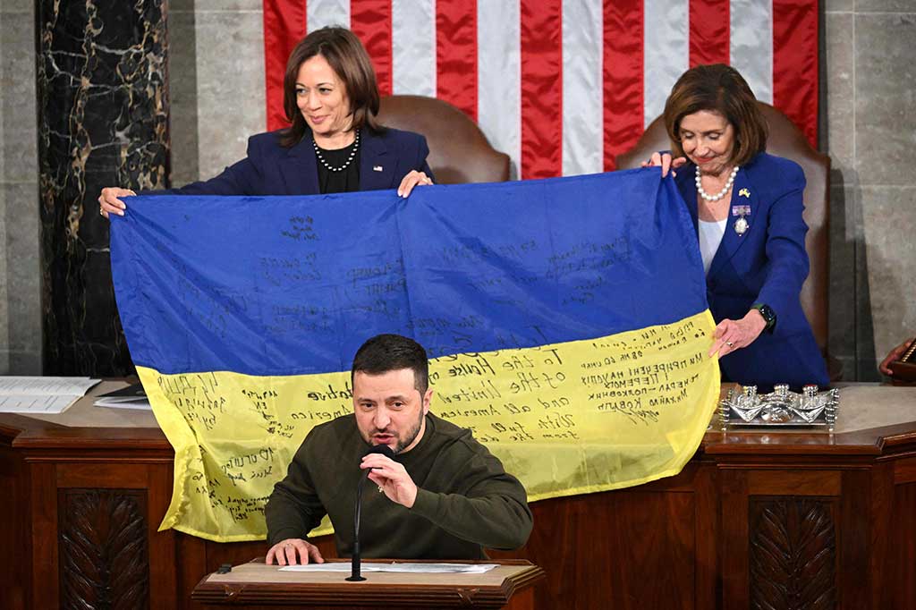 Dalam pidato yang disebut oleh media AS sebagai paling penting dalam karirnya, Zelensky mengatakan pada pertemuan bersama DPR dan Senat bahwa negaranya tidak akan pernah menyerah, sembari menambahkan: 