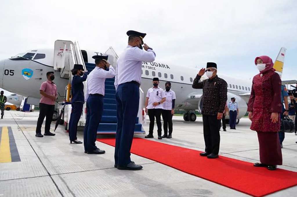 Wapres didampingi istri Wury Ma'ruf Amin beserta rombongan terbatas bertolak dari Pangkalan Udara Base Ops TNI AU Halim Perdanakusuma, Jakarta menggunakan Pesawat Boeing 737-400 TNI AU sekitar pukul 09.30 WIB.