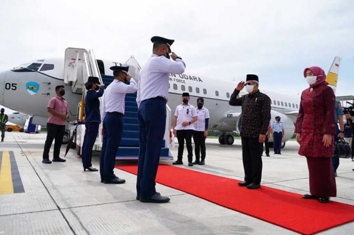 Wapres didampingi istri Wury Ma'ruf Amin beserta rombongan terbatas bertolak dari Pangkalan Udara Base Ops TNI AU Halim Perdanakusuma, Jakarta menggunakan Pesawat Boeing 737-400 TNI AU sekitar pukul 09.30 WIB.