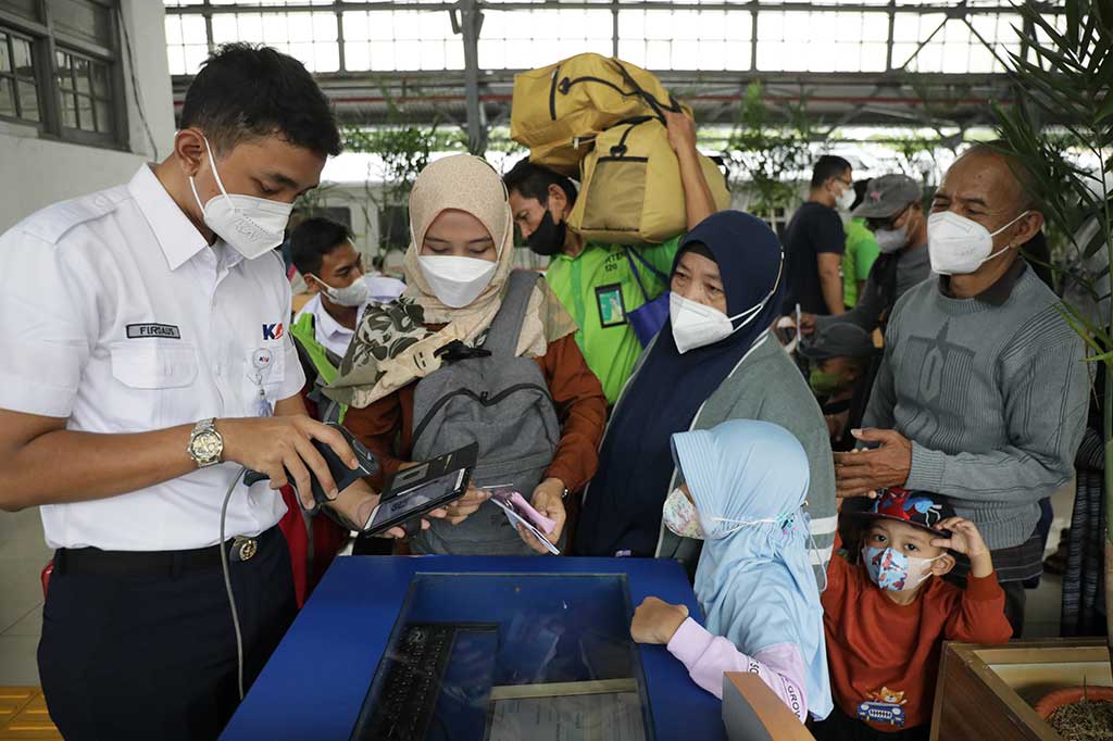 Lonjakan jumlah penumpang kereta api bukan hanya disebabkan penumpang yang ingin merayakan libur Natal 2022 dan Tahun Baru 2023 (Nataru). Banyak juga penumpang yang memanfaatkan kembali ke kampung halaman karena bertepatan dengan libur sekolah.