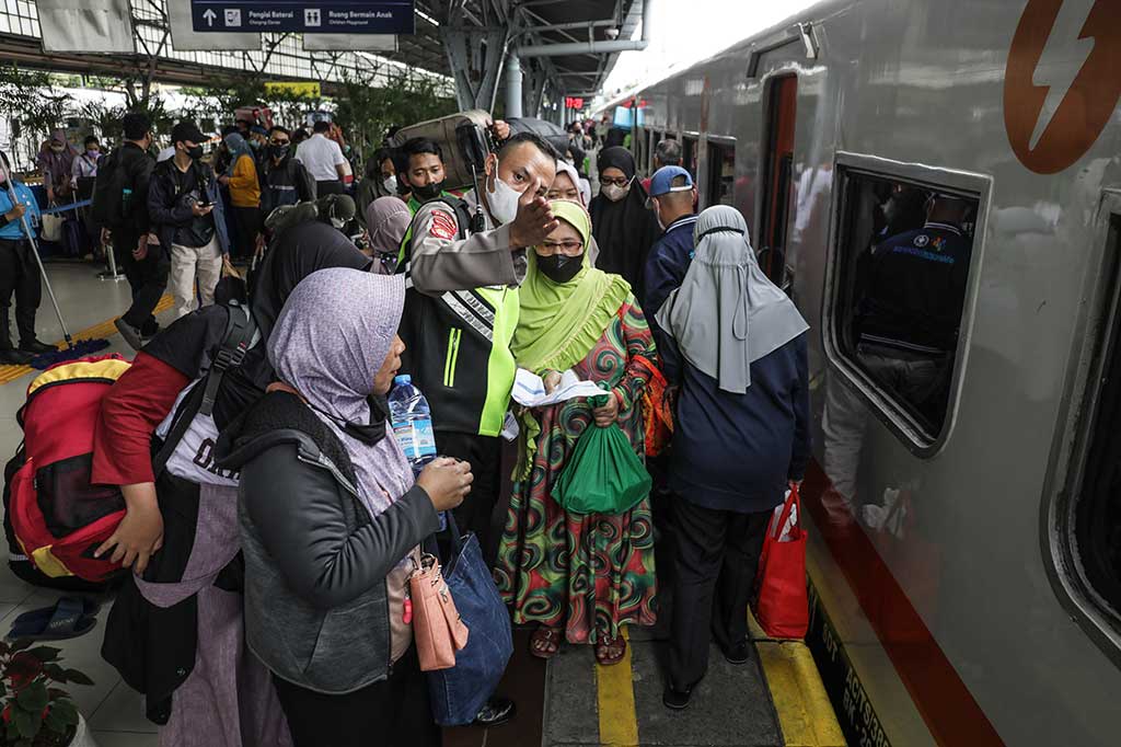 KAI mencatat Untuk hari ini pada Kamis 22 Desember 2022 terdapat sekitar 13 ribu penumpang berangkat dari Stasiun Gambir dengan layanan operasional 34 perjalanan KA. Untuk Stasiun Pasar Senen terdapat sekitar 16 ribu penumpang berangkat dengan layanan operasional 32 perjalanan KA.