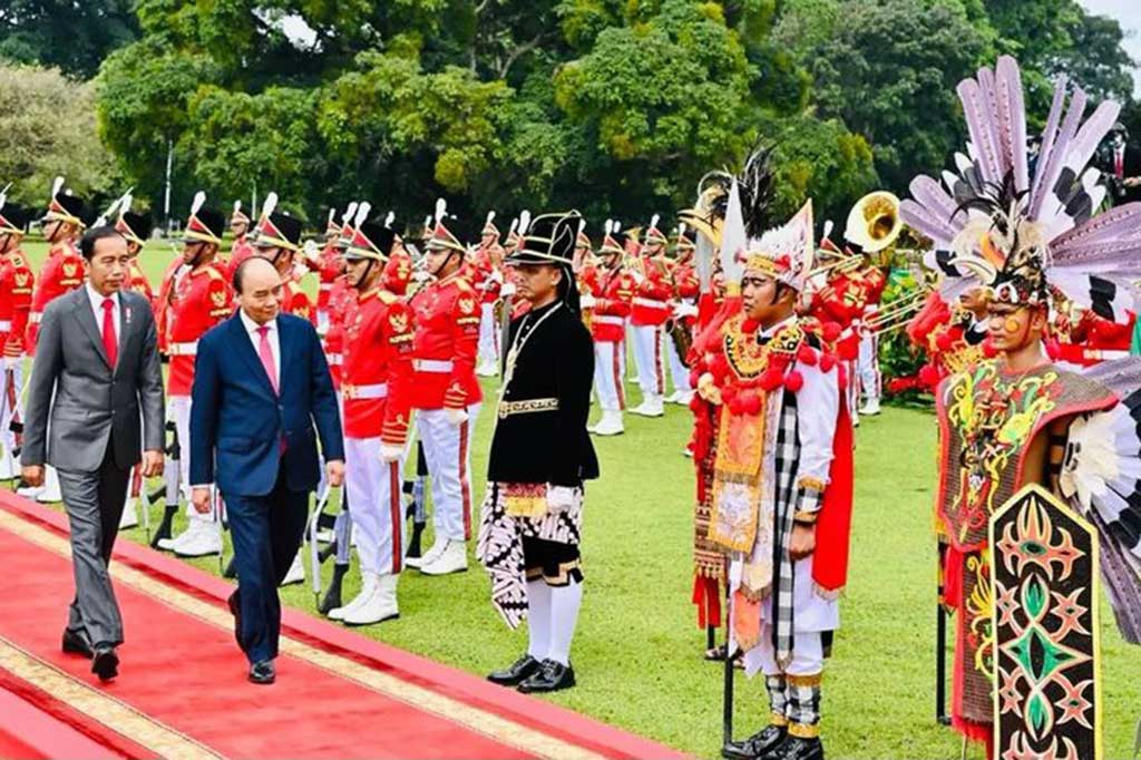 Usai disambut Presiden Jokowi, prosesi penyambutan kemudian dilanjutkan upacara penyambutan resmi dengan memperdengarkan lagu kebangsaan kedua negara dan diiringi dentuman meriam sebanyak 21 kali. Setelah dentuman meriam selesai, kedua pemimpin kemudian melakukan inspeksi pasukan kehormatan.