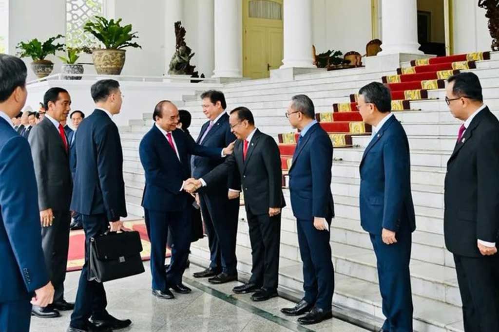 Kedua pemimpin selanjutnya memperkenalkan masing-masing delegasi yang turut hadir mengikuti upacara.