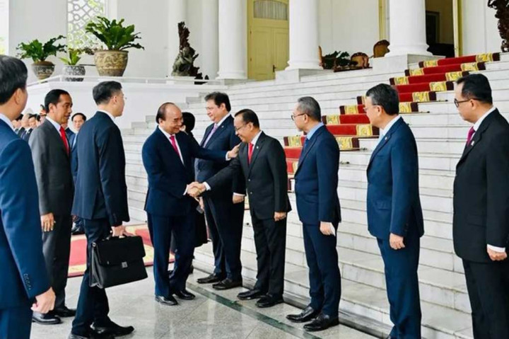 Kedua pemimpin selanjutnya memperkenalkan masing-masing delegasi yang turut hadir mengikuti upacara.