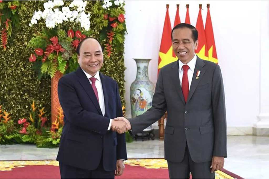 Setelah saling memperkenalkan delegasi masing-masing, Jokowi kemudian mengajak Presiden Vietnam berfoto bersama.
