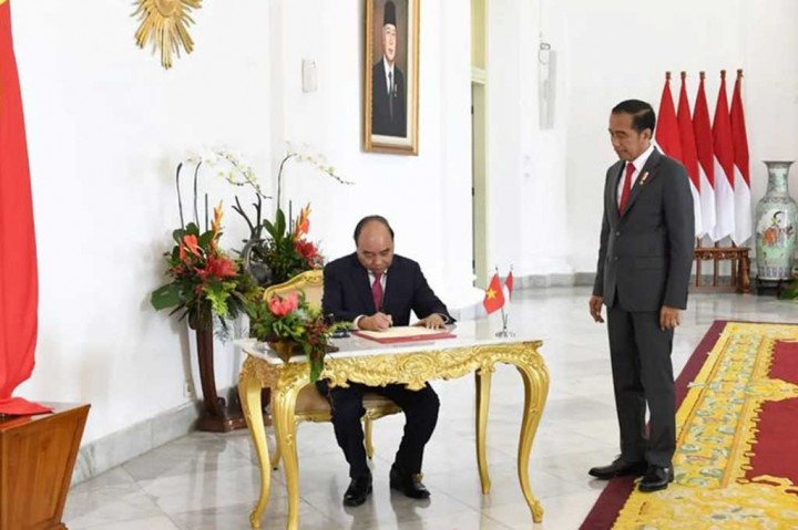 Presiden Vietnam Nguyen Xuan Phuc menandatangani buku tamu kenegaraan di Ruang Teratai, Istana Bogor.