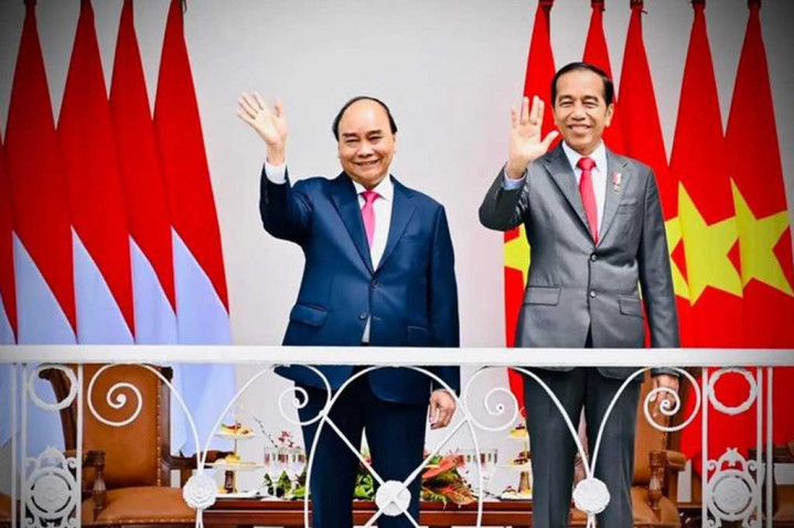 Selepas penanaman pohon bersama, Jokowi dan Presiden Vietnam menuju beranda untuk berbincang sejenak sebelum menggelar pertemuan bilateral bersama delegasi dari masing-masing negara.