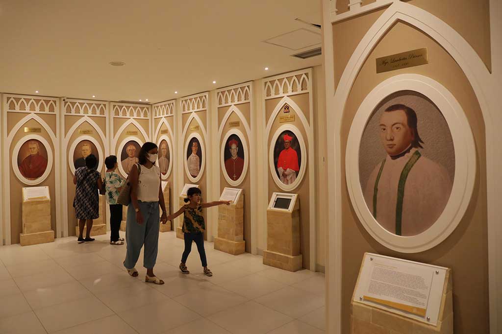 Pengunjung asal Singapura melihat koleksi Museum Gereja Katedral dalam rangkaian wisata religi jelang Natal 2022 di Gereja Katedral, Jakarta, Kamis, 22 Desember 2022. 