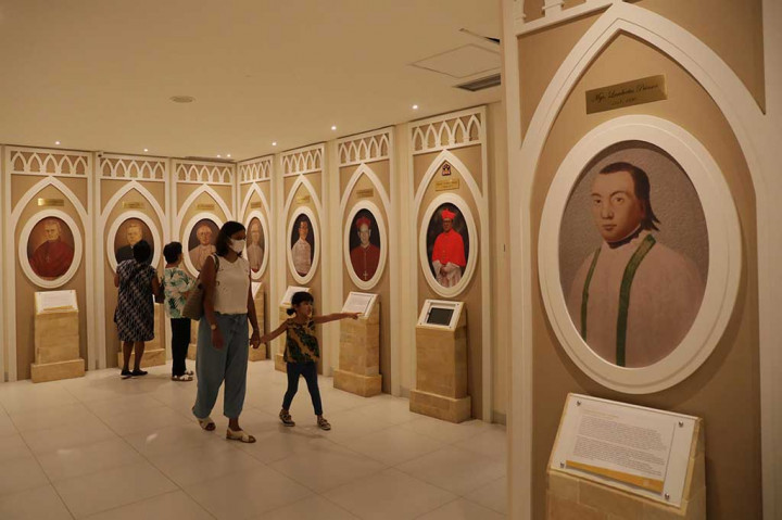Pengunjung asal Singapura melihat koleksi Museum Gereja Katedral dalam rangkaian wisata religi jelang Natal 2022 di Gereja Katedral, Jakarta, Kamis, 22 Desember 2022. 