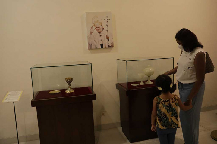 Selanjutnya buku-buku tua serta beberapa benda kenang-kenangan yang diberikan Paus Paulus ke-6 dan Paus Johanes Paulus ke-II, saat berkunjung ke Indonesia, dari Vatikan. 