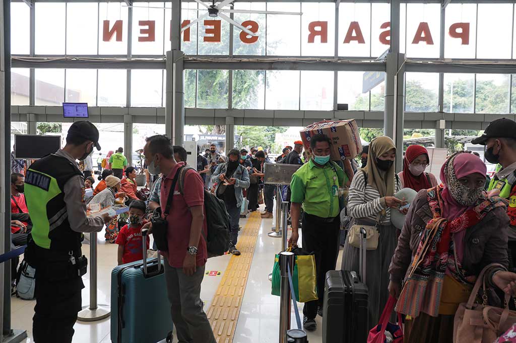 Menjelang hari Natal 2022 dan Tahun Baru 2023, Stasiun Pasar Senen, Jakarta, mulai dipadati calon penumpang kereta api jarak jauh, Kamis, 22 Desember 2022. Mereka hendak pulang kampung untuk mengisi libur Natal dan Tahun Baru.