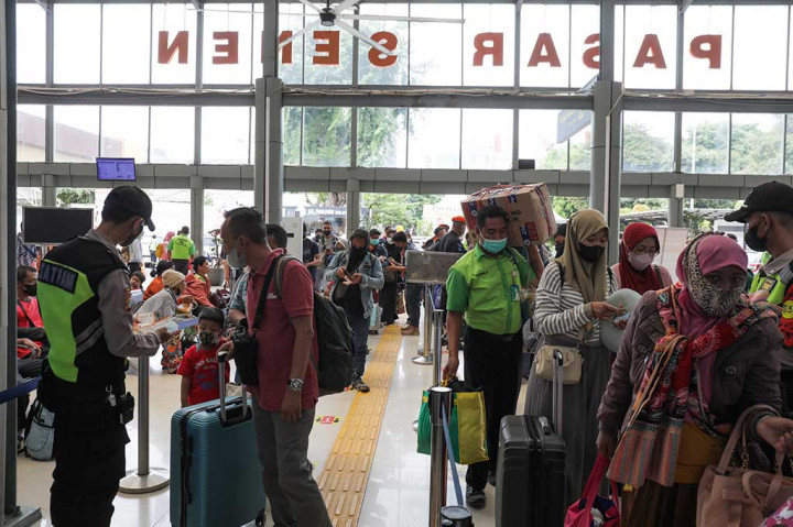 Menjelang hari Natal 2022 dan Tahun Baru 2023, Stasiun Pasar Senen, Jakarta, mulai dipadati calon penumpang kereta api jarak jauh, Kamis, 22 Desember 2022. Mereka hendak pulang kampung untuk mengisi libur Natal dan Tahun Baru.
