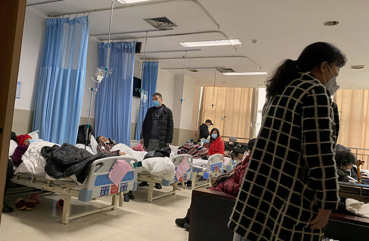 Pasien virus corona Covid-19 terbaring di bangsal Rumah Sakit Rakyat No. 5 Chongqing di Kota Chongqing, Tiongkok barat daya, pada Jumat, 23 Desember 2022.