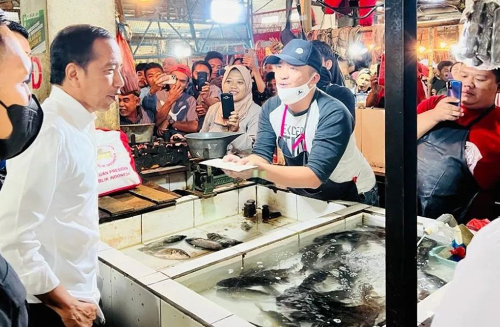 Menjelang Natal dan Tahun Baru (Nataru), Presiden Joko Widodo mengecek harga bahan pokok di Pasar Cigombong, Kabupaten Bogor, Provinsi Jawa Barat, pada Jumat, 23 Desember 2022.