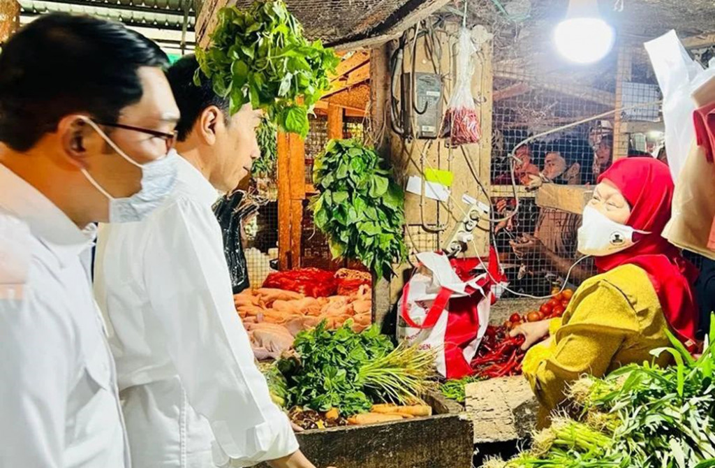 Usai meninjau Pasar Cigombong, Bogor, Jokowi mengatakan harga barang secara umum masih terkendali menjelang Nataru yang merupakan momentum konsumsi tinggi masyarakat. 