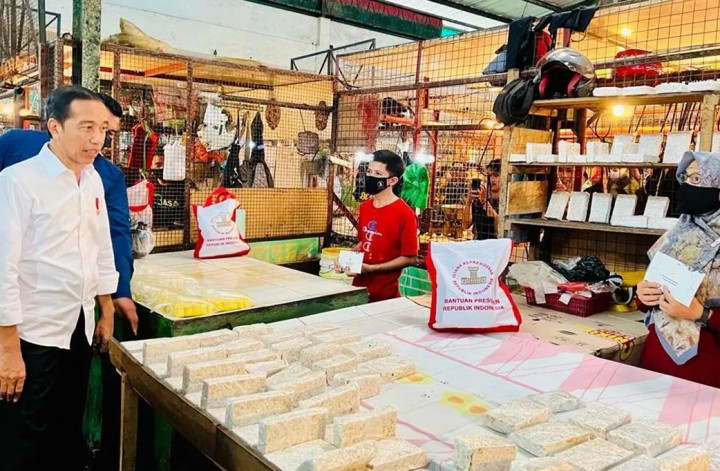 Jokowi merinci beberapa bahan pangan yang mengalami kenaikan harga antara lain daging beku, bawang merah, dan beras; sementara bahan pangan yang mengalami penurunan harga ialah bawang putih, telur, dan cabai. 