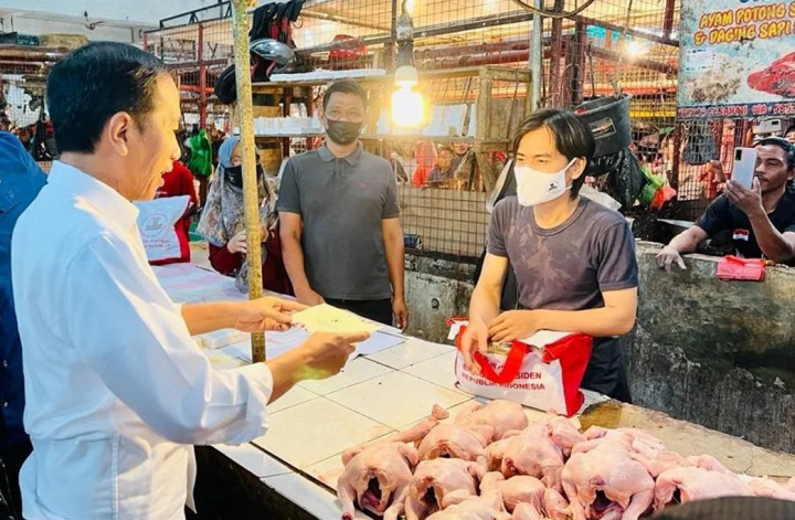 Untuk bawang merah, lanjut Jokowi, terdapat kenaikan harga sebesar Rp2 ribu per kilogram; sementara harga cabai justru turun drastis dari kisaran Rp60 ribu per kilogram menjadi Rp30 ribu per kilogram.