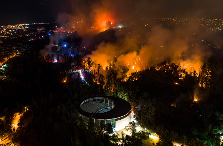 Kebakaran hutan melanda perbukitan Vina del Mar, tempat ratusan rumah berada, di Wilayah Valparaiso, Chili, pada Jumat, 23 Desember 2022. 