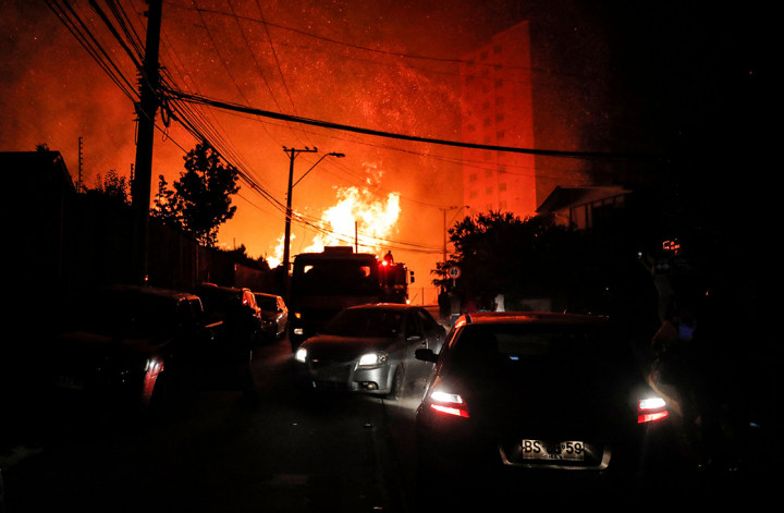 Kobaran api, yang dipicu oleh hembusan angin kencang, menyebar dari daerah atas kota ke jurang dan perbukitan hanya dalam waktu beberapa jam ke bagian kota yang paling rendah dan paling banyak dihuni, yang terletak sekitar 120 kilometer (75 mil) dari Santiago.