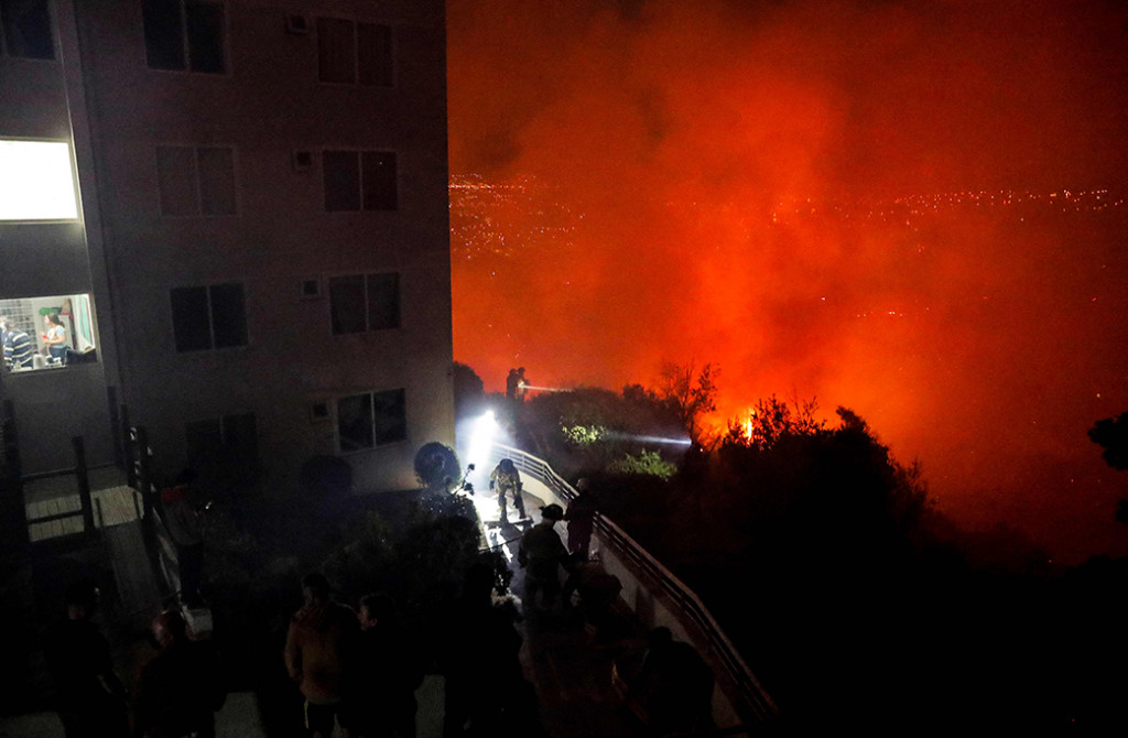 Kebakaran itu dipicu oleh hembusan angin dengan kecepatan 40 hingga 50 kilometer (25 hingga 30 mil) per jam, yang mempersulit pekerjaan petugas pemadam kebakaran dan penjaga hutan.