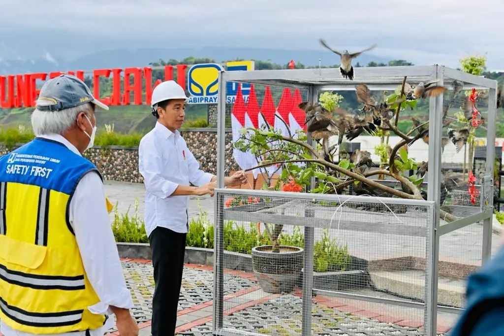 Jokowi juga meminta Heru Budi Hartono bersama Ridwan Kamil menuntaskan masalah banjir di DKI Jakarta secara konsisten.