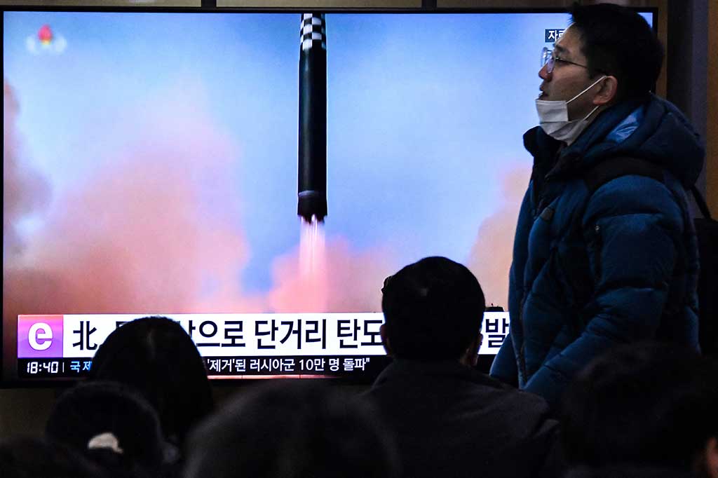 Korea Utara menembakkan dua rudal balistik jarak pendek pada hari Jumat, 23 Desember 2022, yang terbaru dalam serangkaian uji coba senjata negara tersebut.