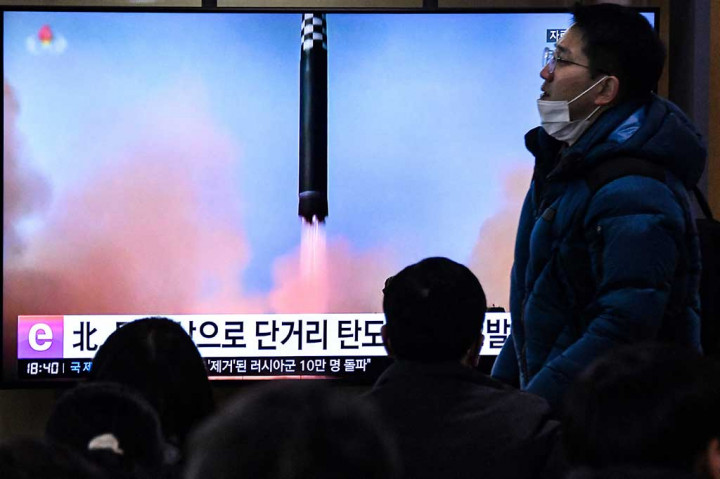 Korea Utara menembakkan dua rudal balistik jarak pendek pada hari Jumat, 23 Desember 2022, yang terbaru dalam serangkaian uji coba senjata negara tersebut.