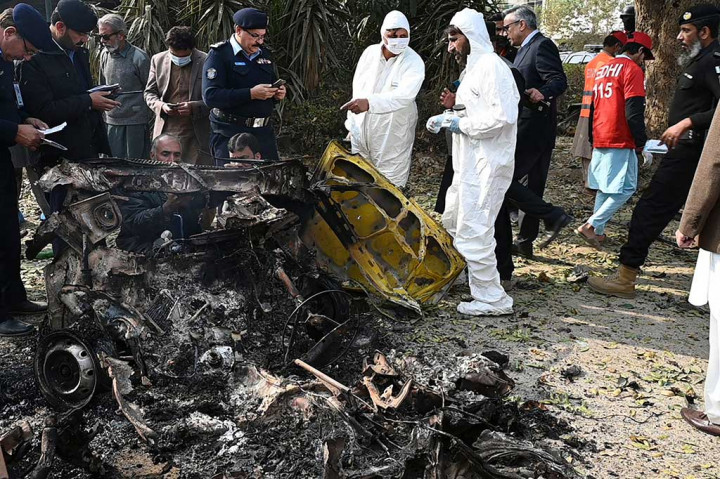 Polisi mengumpulkan barang bukti di lokasi ledakan bunuh diri di Islamabad, Pakistan pada Jumat, 23 Desember 2022. 