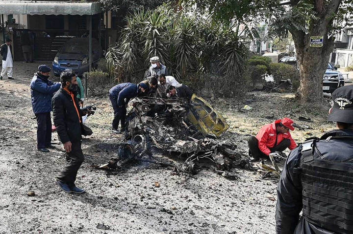 Pejabat polisi senior Sohail Zafar Chattha mengatakan petugas sedang mengikuti taksi mencurigakan yang ditempati oleh seorang pengemudi pria dan seorang penumpang wanita. 