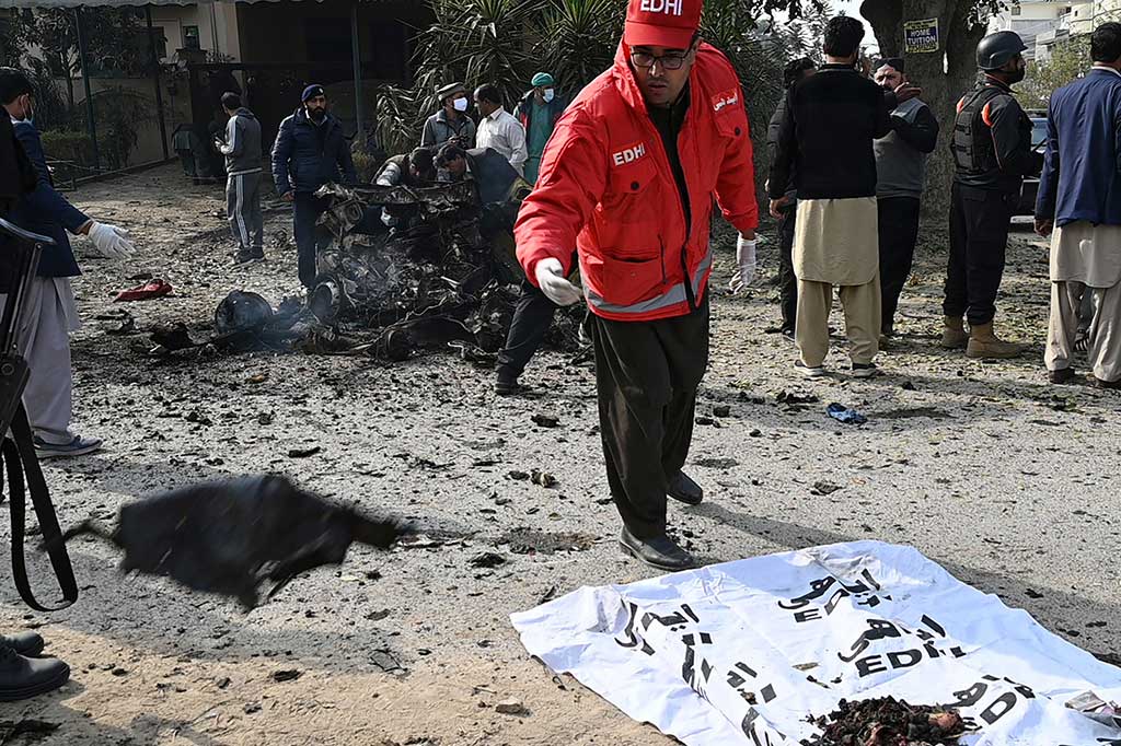 Dia mengatakan nasib penumpang tersebut belum dapat dipastikan, namun seorang polisi dipastikan tewas dan enam orang luka-luka -- termasuk empat petugas.