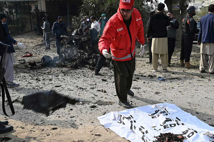 Dia mengatakan nasib penumpang tersebut belum dapat dipastikan, namun seorang polisi dipastikan tewas dan enam orang luka-luka -- termasuk empat petugas.