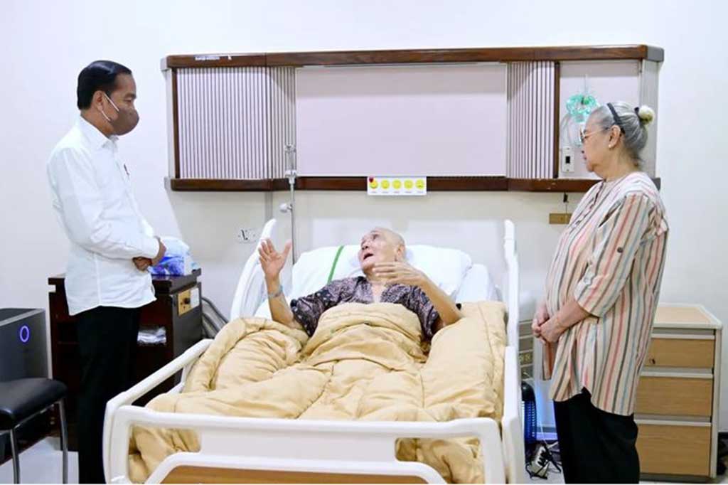 Saat berada di kamar rawat, Presiden mengatakan bahwa ia juga sempat berbincang-bincang dengan mantan Panglima ABRI tersebut.