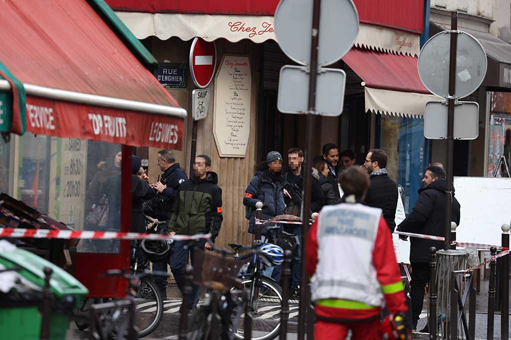 Polisi Prancis mengamankan jalan setelah beberapa tembakan dilepaskan di sepanjang rue d'Enghien di arondisemen ke-10, di Paris pada Jumat, 23 Desember 2022.