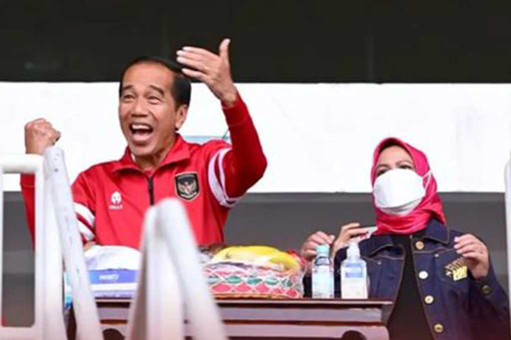 Presiden Joko Widodo didampingi Ibu Negara Iriana Joko Widodo berteriak memberikan semangat kepada timnas Indonesia yang berlaga melawan Kamboja pada laga Grup A Piala AFF 2022 di Stadion Utama Gelora Bung Karno, Jakarta, pada Jumat, 23 Desember 2022.