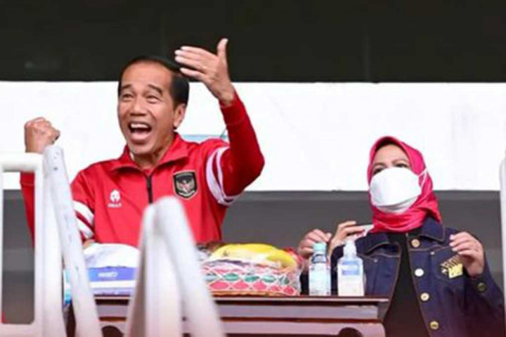 Presiden Joko Widodo didampingi Ibu Negara Iriana Joko Widodo berteriak memberikan semangat kepada timnas Indonesia yang berlaga melawan Kamboja pada laga Grup A Piala AFF 2022 di Stadion Utama Gelora Bung Karno, Jakarta, pada Jumat, 23 Desember 2022.