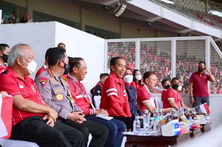 Presiden Joko Widodo dan Ibu Negara Iriana Joko Widodo menyaksikan langsung laga tim nasional sepak bola Indonesia melawan Kamboja dalam turnamen Piala AFF di Stadion Utama Gelora Bung Karno, Jakarta, pada Jumat, 23 Desember 2022. 