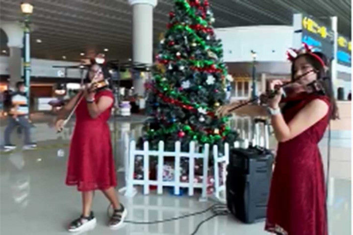 Jelang Hari Raya Natal, sejumlah titik di Bandara Internasional Soekarno Hatta didekor dengan nuansa Natal agar menjadi daya tarik sendiri bagi pengunjung.
