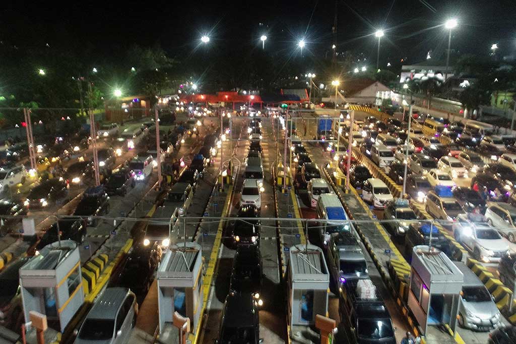 Ratusan kendaraan roda empat antre saat menunggu kapal bersandar di Dermaga Pelabuhan Merak, Kota Cilegon, Banten, Sabtu, 24 Desember 2022. Puncak pemudik Natal melalui penyeberangan Pelabuhan Merak terjadi pada H-2 atau Jumat, 23 Desember 2022.