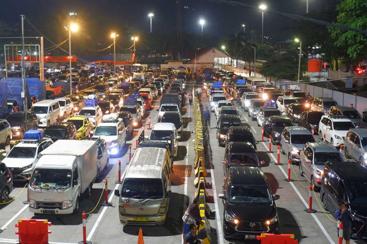 Penumpang puncak Natal pada H-2 itu tercatat 53.344 orang, terdiri penumpang pejalan kaki 3.162 orang dan penumpang di atas kendaraan 50.182 orang. Sedangkan, jumlah kendaraan sebanyak 11.728 unit terdiri dari sepeda motor 1.388 unit, mobil pribadi 6.374 unit, bus 455 unit dan truk 3.509 unit. 