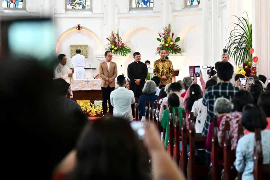 Gereja pertama yang dikunjungi Presiden adalah Gereja Protestan di Indonesia bagian Barat (GPIB) Jemaat Zebaoth Bogor, Jawa Barat.