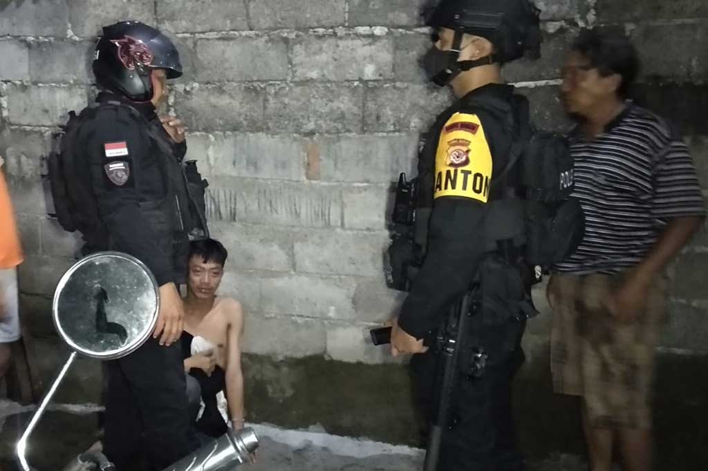 Seorang anggota geng motor babak belur dihajar massa setelah sempat terjatuh usai melakukan penyerangan terhadap warga di Jalan Leuwimalang, Kelurahan Sukajaya, Kecamatan Bungursari Kota Tasikmalaya, Minggu, 25 Desember 2022 dini hari.