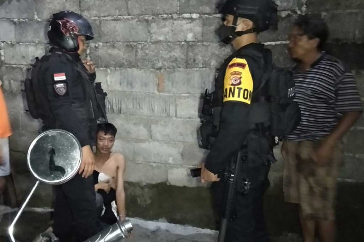 Seorang anggota geng motor babak belur dihajar massa setelah sempat terjatuh usai melakukan penyerangan terhadap warga di Jalan Leuwimalang, Kelurahan Sukajaya, Kecamatan Bungursari Kota Tasikmalaya, Minggu, 25 Desember 2022 dini hari.