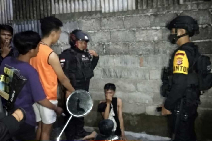 Tokoh warga Leuwimalang, Bungursari, Soni, 50, mengatakan, anggota geng motor tersebut melakukan aksinya pada Minggu dini hari dengan cara membunyikan suara knalpot bising dan mengucapkan kata-kata kasar kepada warga sambil mengacungkan senjata tajam.