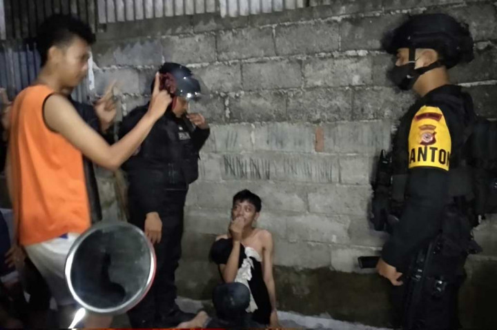 Namun warga tidak gentar kemudian melawan dan justru menghadang geng motor tersebut. Karena kalah jumlah, geng motor tersebut akhirnya ketakutan dan memilih kabur.