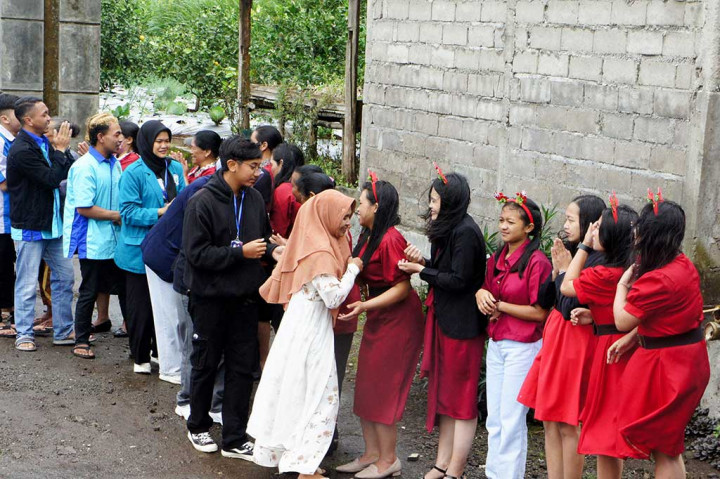 Warga lintas agama bersilaturahmi dengan umat Kristiani dalam perayaan Hari Natal 2022 di Dusun Thekelan, Desa Batur, Getasan, Kabupaten Semarang, Jawa Tengah, Minggu, 25 Desember 2022.