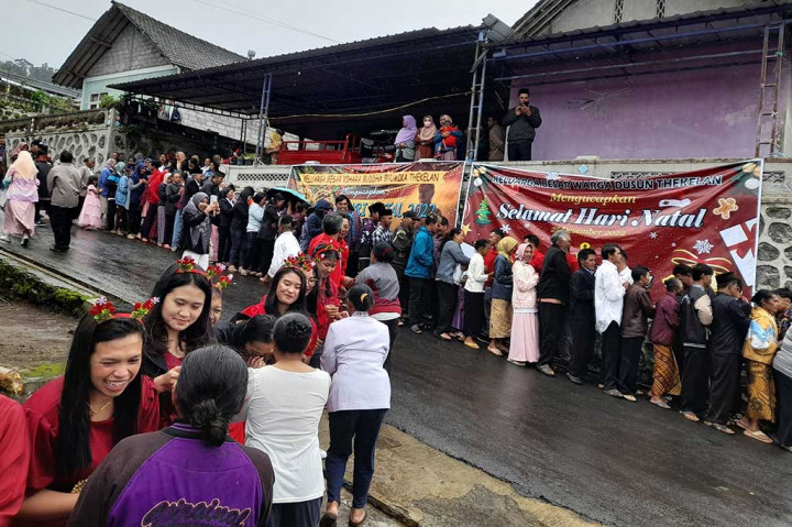 Layaknya Idulfitri, warga lintas agama berbaris memberikan ucapan selamat kepada umat Nasrani yang tengah merayakan Natal. Acara tersebut merupakan tradisi warga yang telah berlangsung secara turun-temurun.